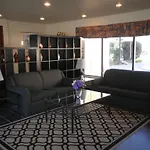 Canuck Inn And Suites