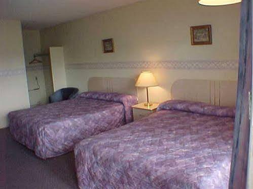Hotel Canuck And Niagara Falls