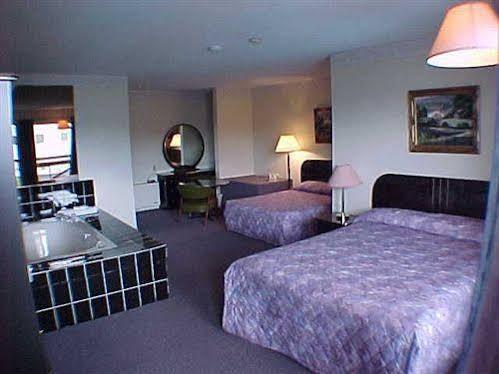 Hotel Canuck And