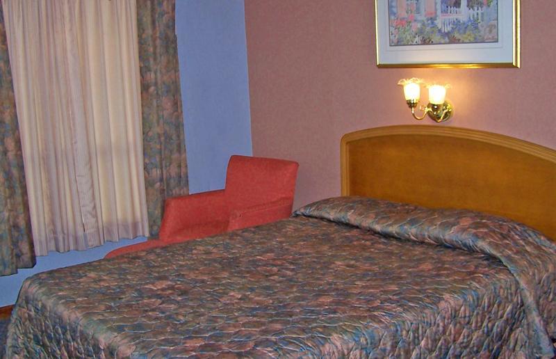 Hotel Canuck And Niagara Falls