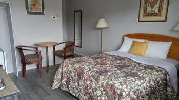 Hotel Canuck And