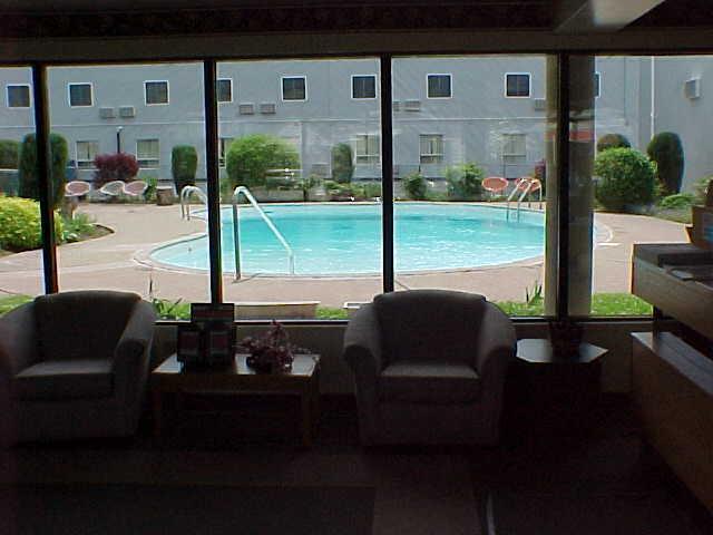 Canuck And Hotel Niagara Falls