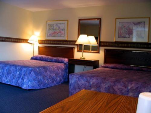 Canuck And Hotel 2*